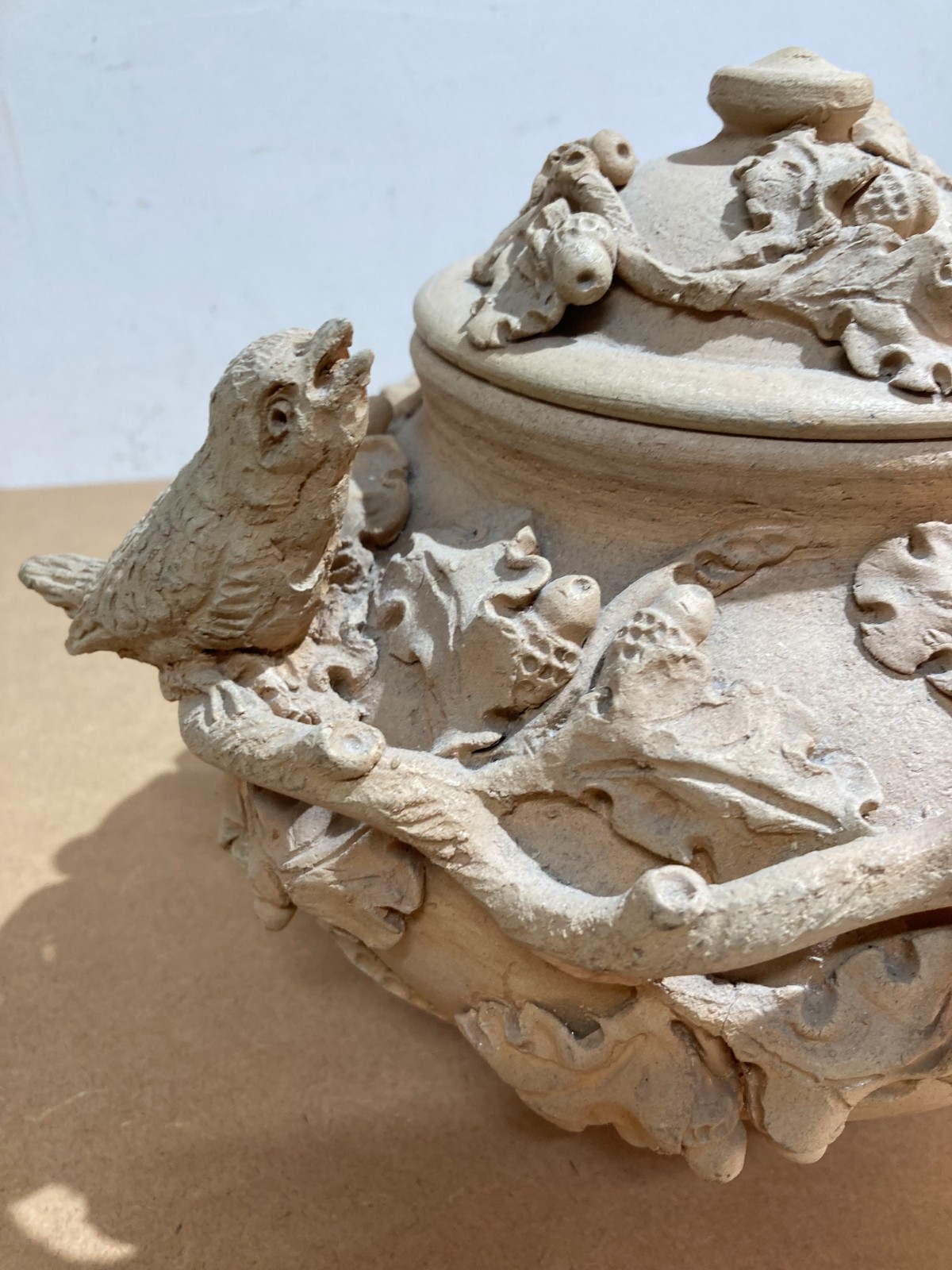 Arti Decorative Del '900: Soprammobile Artistico, Vaso Con Uccellini E Ghiande
