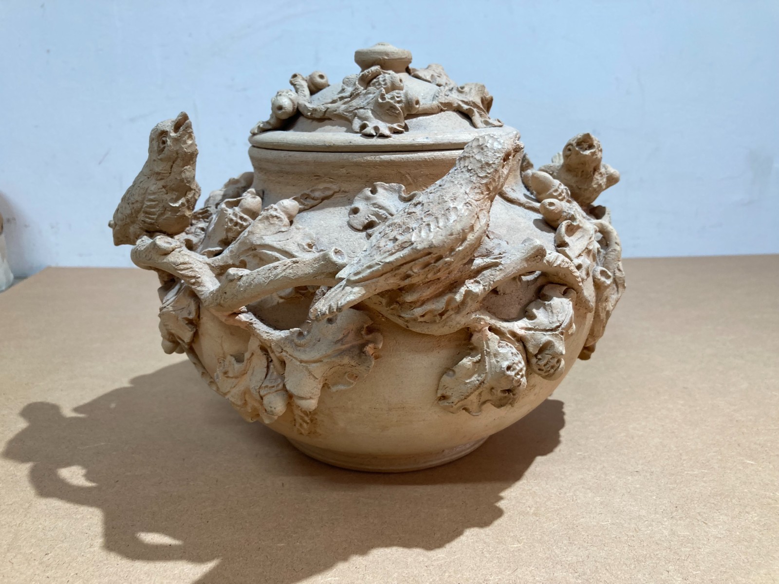 Arti Decorative Del '900: Soprammobile Artistico, Vaso Con Uccellini E Ghiande