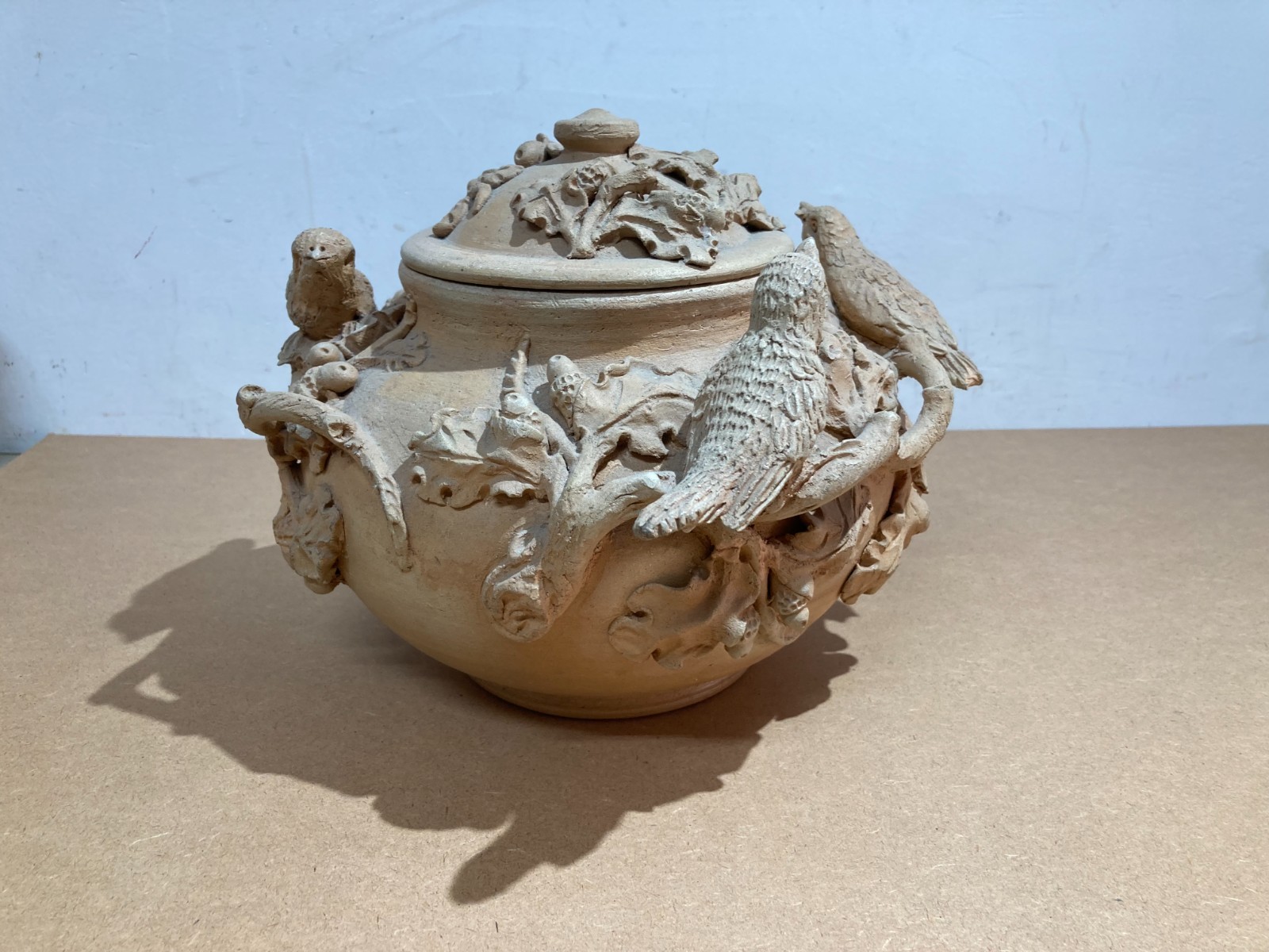 Arti Decorative Del '900: Soprammobile Artistico, Vaso Con Uccellini E Ghiande