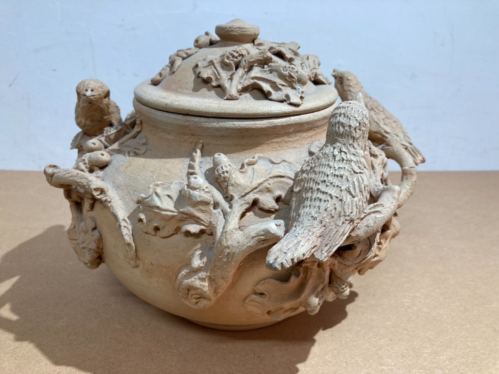 Arti Decorative Del '900: Soprammobile Artistico, Vaso Con Uccellini E Ghiande
