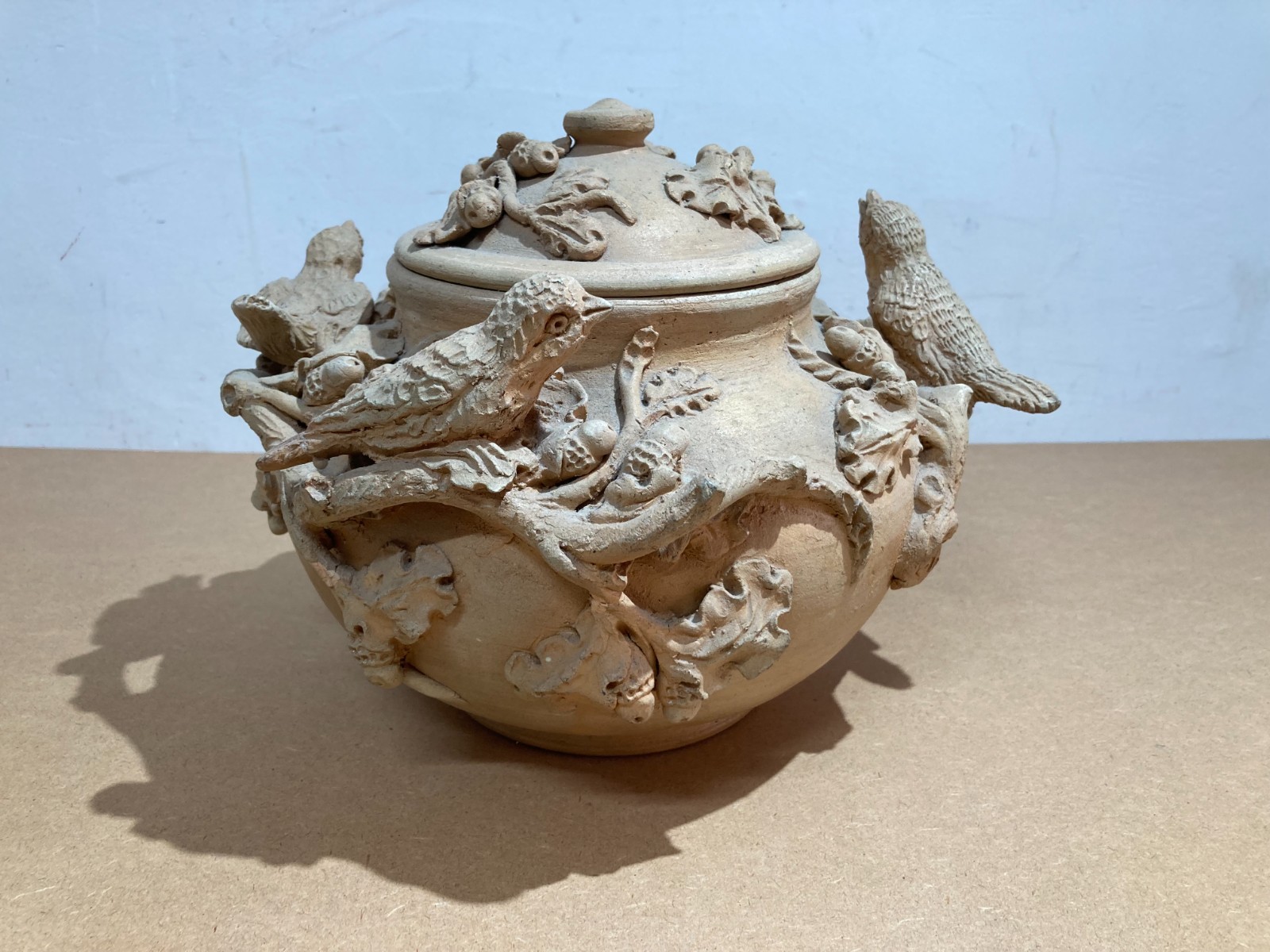 Arti Decorative Del '900: Soprammobile Artistico, Vaso Con Uccellini E Ghiande
