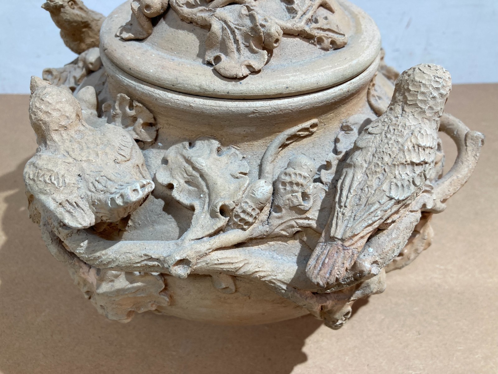 Arti Decorative Del '900: Soprammobile Artistico, Vaso Con Uccellini E Ghiande
