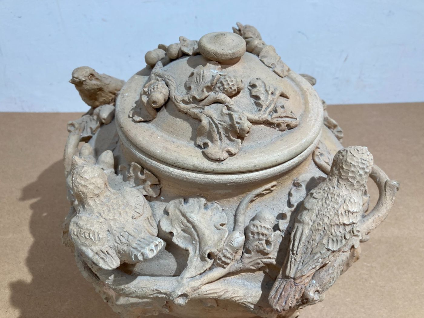 Arti Decorative Del '900: Soprammobile Artistico, Vaso Con Uccellini E Ghiande