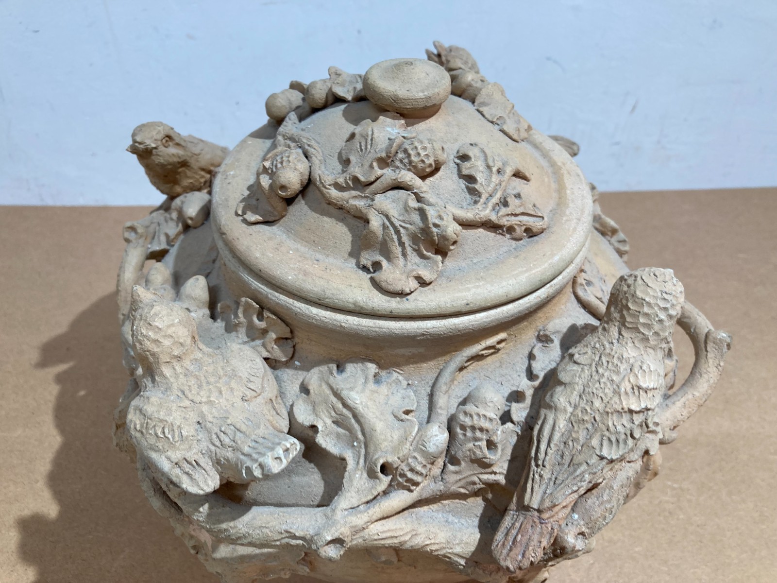 Arti Decorative Del '900: Soprammobile Artistico, Vaso Con Uccellini E Ghiande
