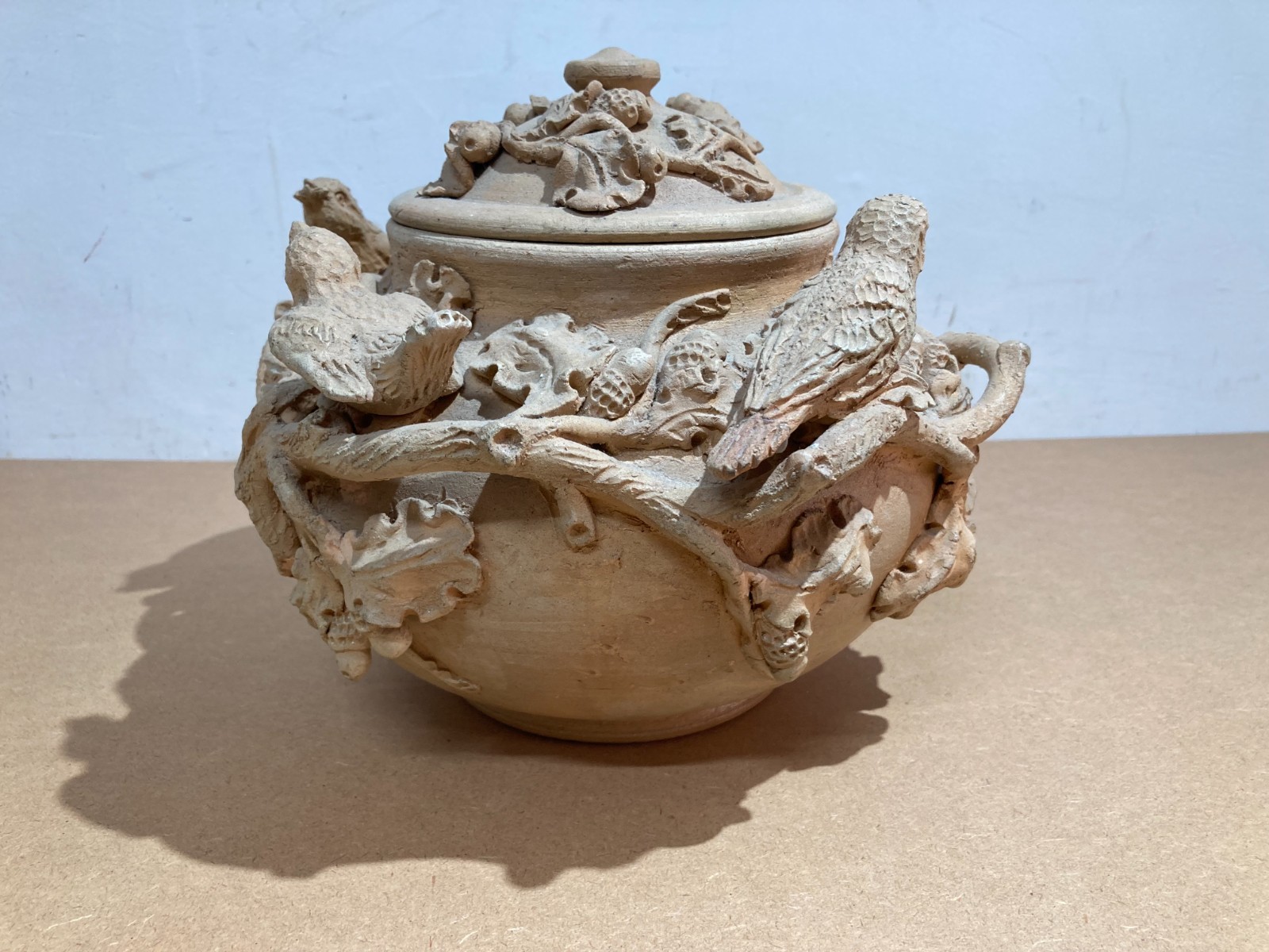 Arti Decorative Del '900: Soprammobile Artistico, Vaso Con Uccellini E Ghiande