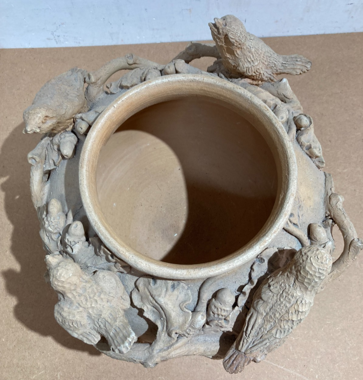 Arti Decorative Del '900: Soprammobile Artistico, Vaso Con Uccellini E Ghiande