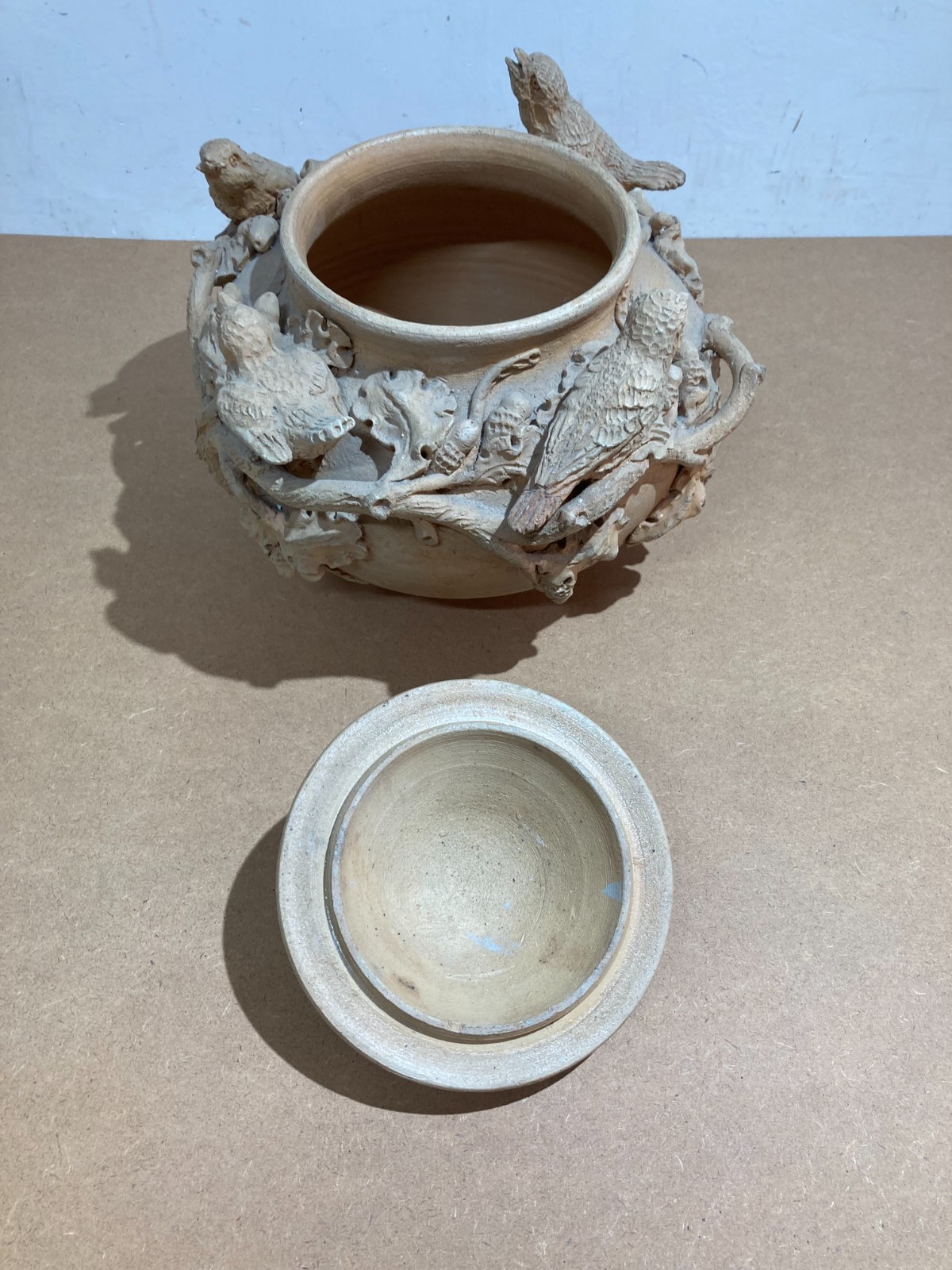 Arti Decorative Del '900: Soprammobile Artistico, Vaso Con Uccellini E Ghiande