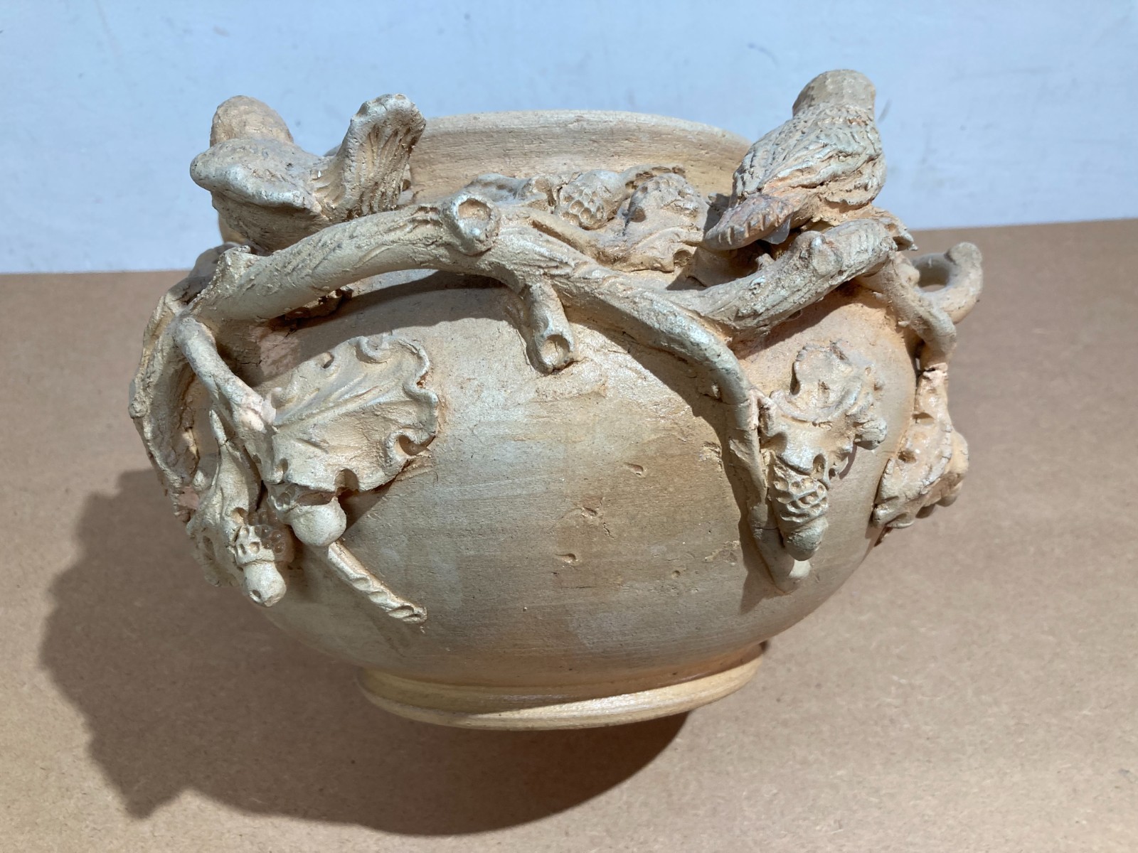 Arti Decorative Del '900: Soprammobile Artistico, Vaso Con Uccellini E Ghiande