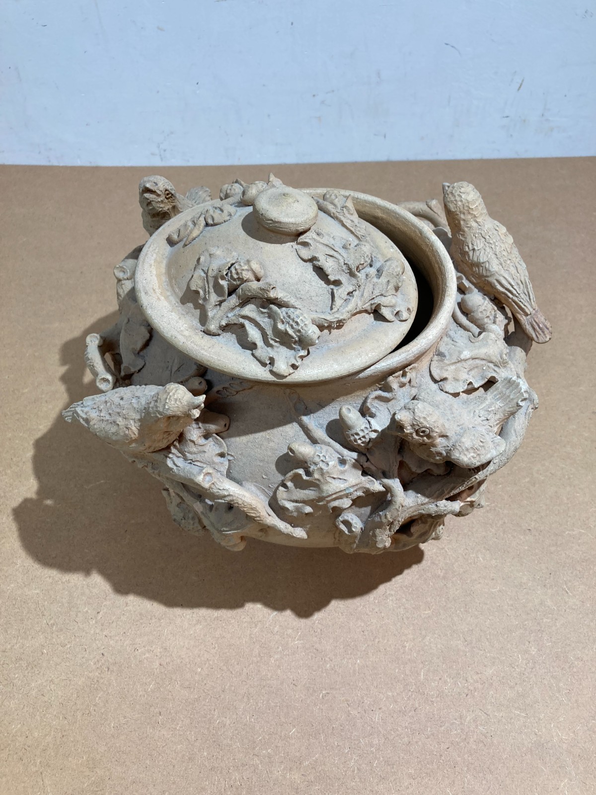 Arti Decorative Del '900: Soprammobile Artistico, Vaso Con Uccellini E Ghiande