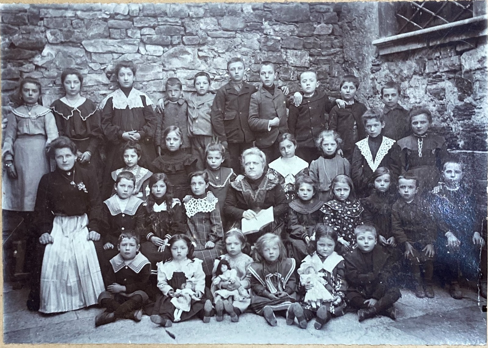 Napoli Baia: Folklore E Antica Fotografia Di Gruppo, 1905