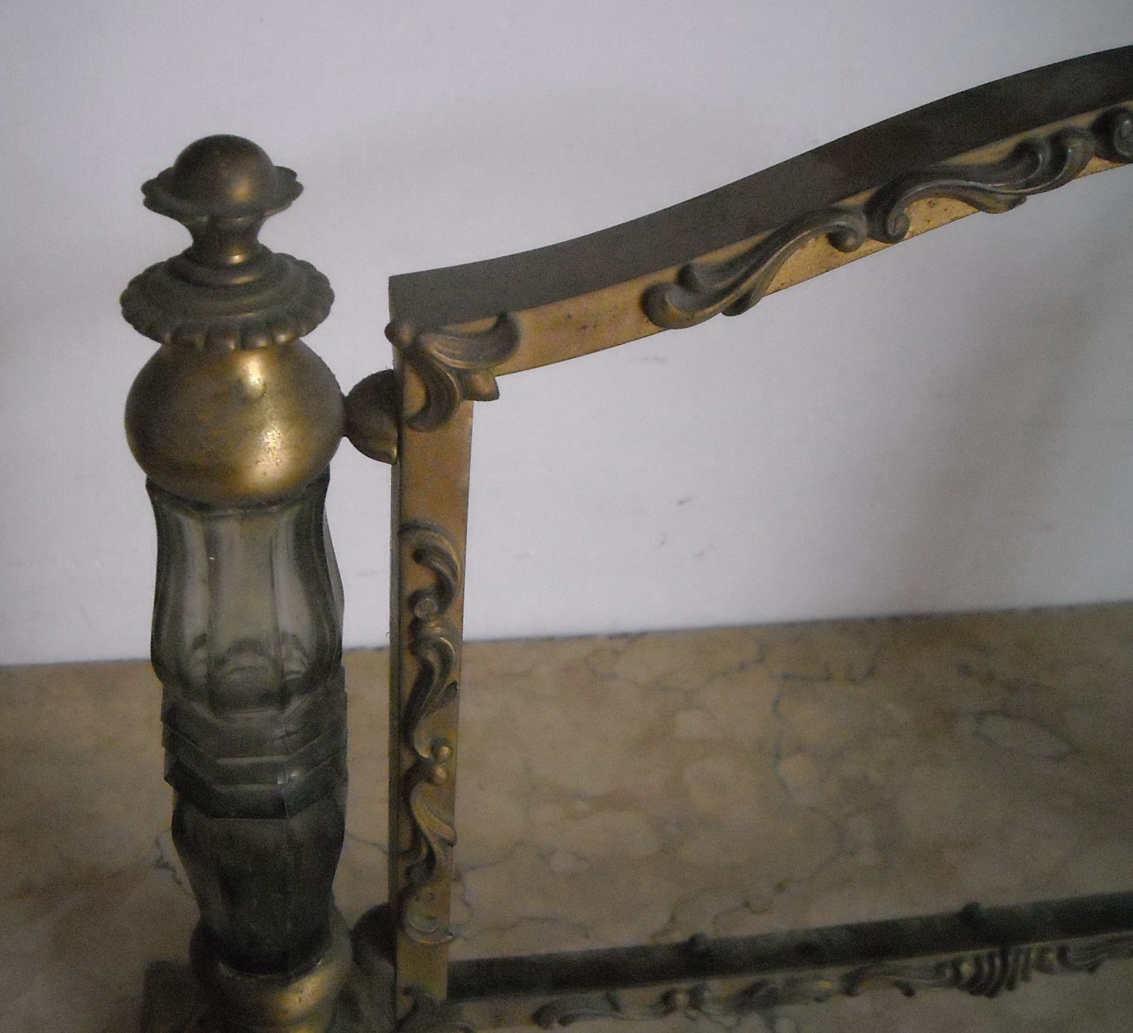 Cornice d'Epoca In Ottone Dorato Con Inserti In Vetro E Basi In Marmo
