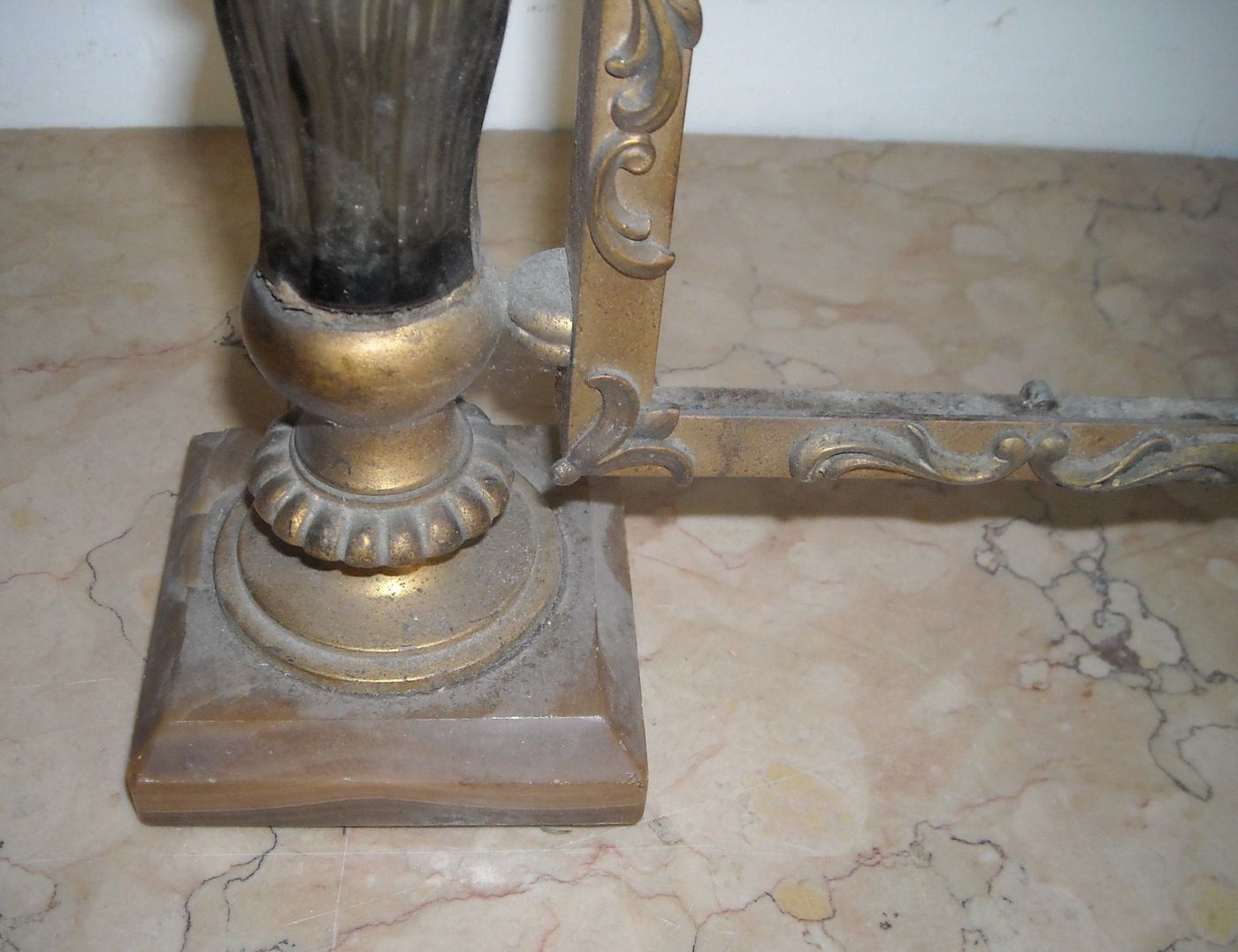 Cornice d'Epoca In Ottone Dorato Con Inserti In Vetro E Basi In Marmo