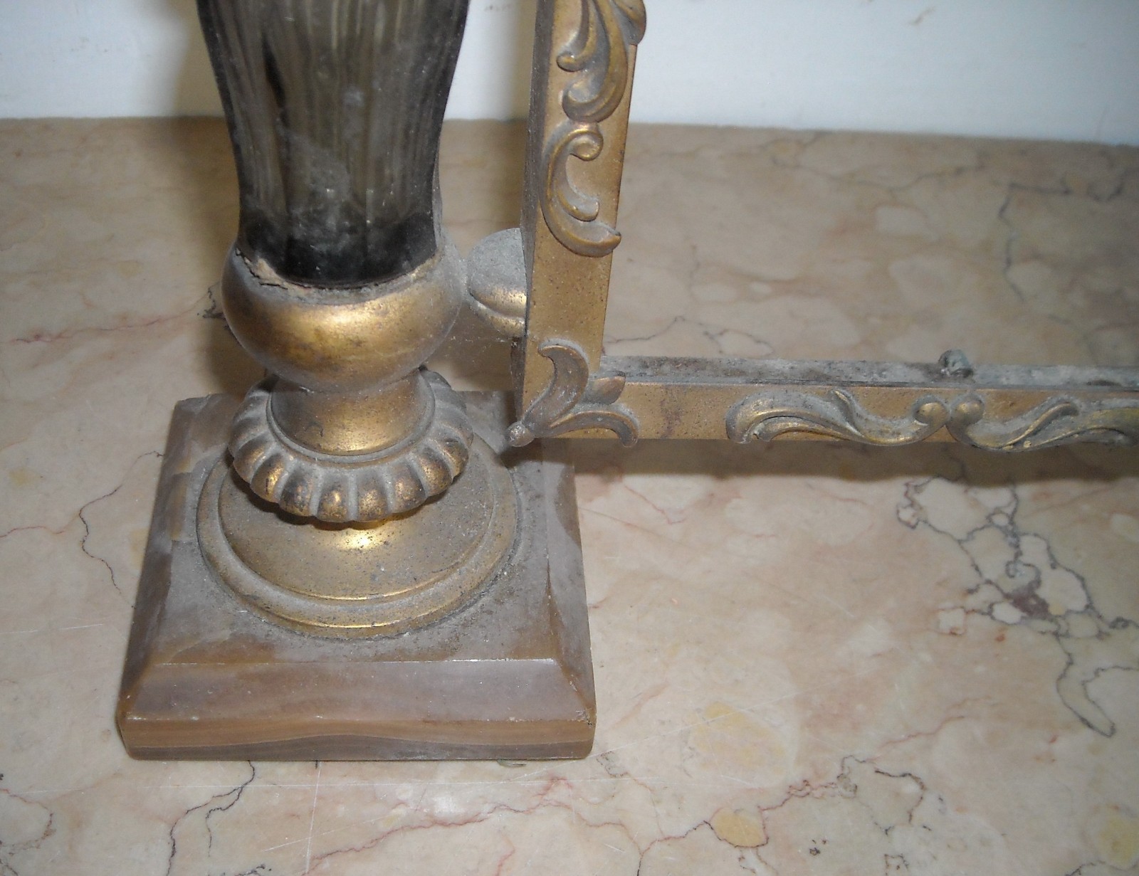 Cornice d'Epoca In Ottone Dorato Con Inserti In Vetro E Basi In Marmo