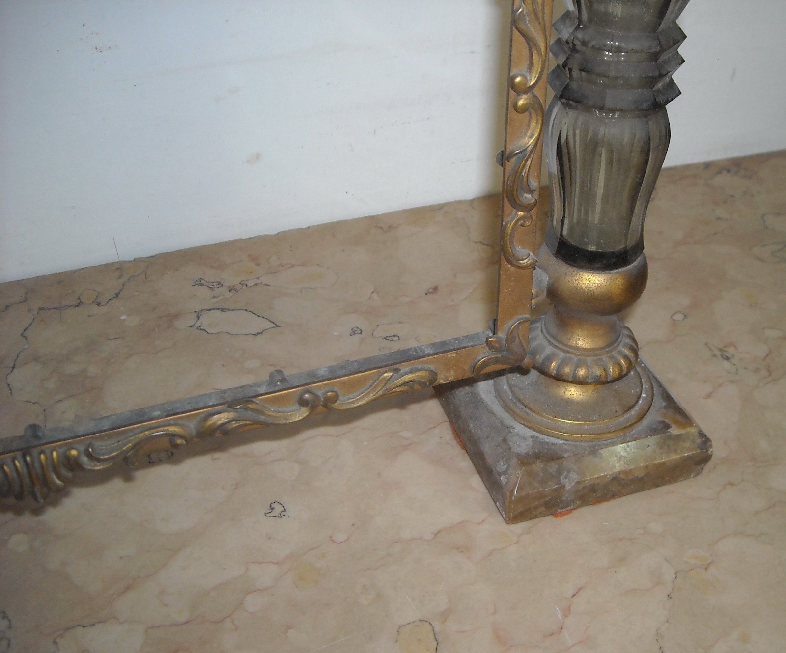 Cornice d'Epoca In Ottone Dorato Con Inserti In Vetro E Basi In Marmo
