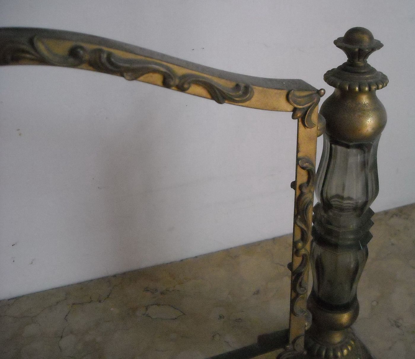 Cornice d'Epoca In Ottone Dorato Con Inserti In Vetro E Basi In Marmo