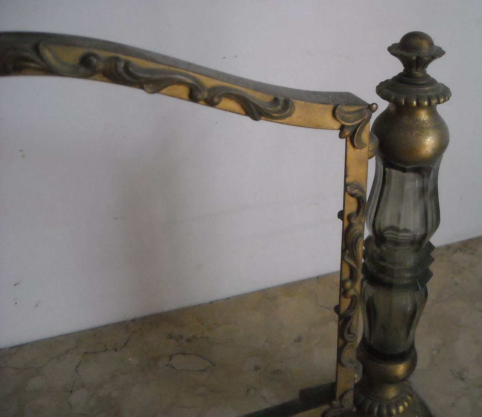 Cornice d'Epoca In Ottone Dorato Con Inserti In Vetro E Basi In Marmo