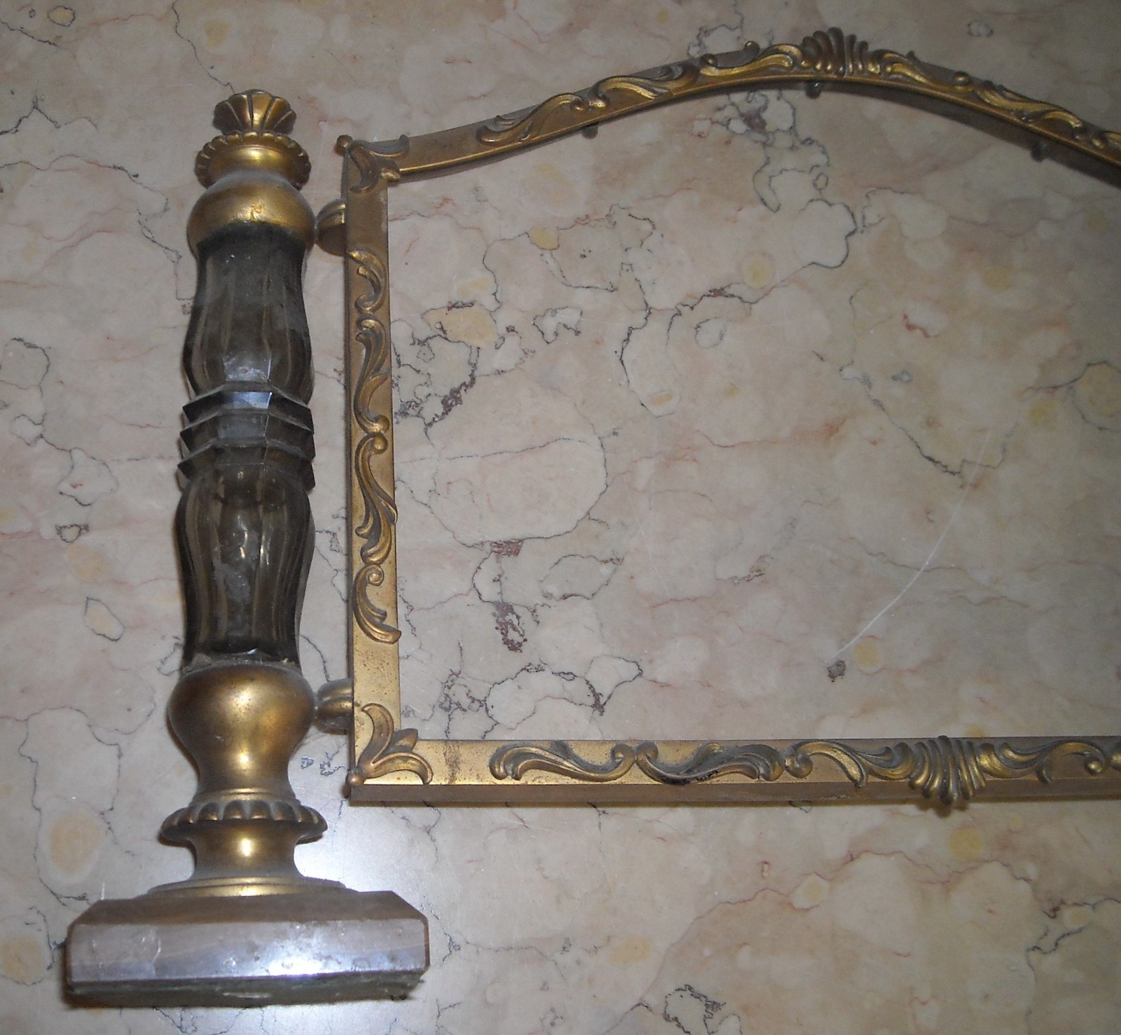 Cornice d'Epoca In Ottone Dorato Con Inserti In Vetro E Basi In Marmo