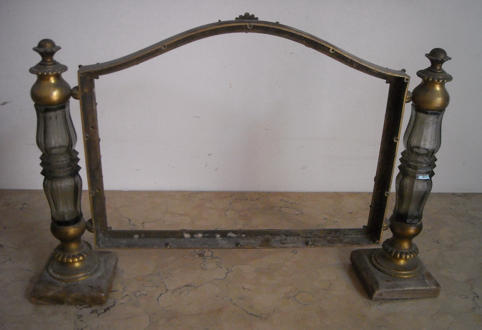 Cornice d'Epoca In Ottone Dorato Con Inserti In Vetro E Basi In Marmo