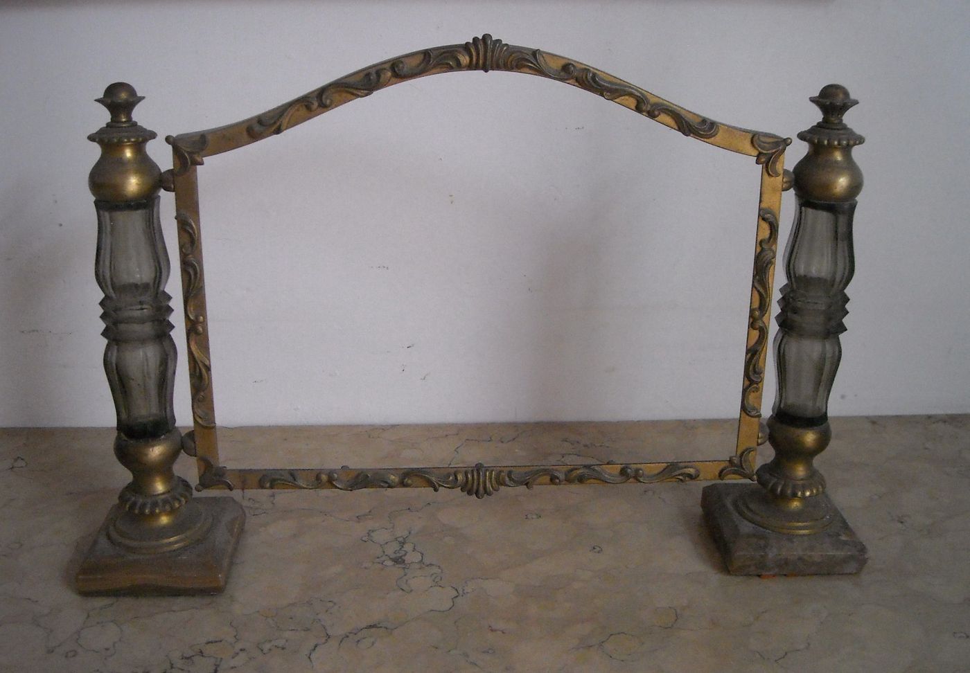 Cornice d'Epoca In Ottone Dorato Con Inserti In Vetro E Basi In Marmo