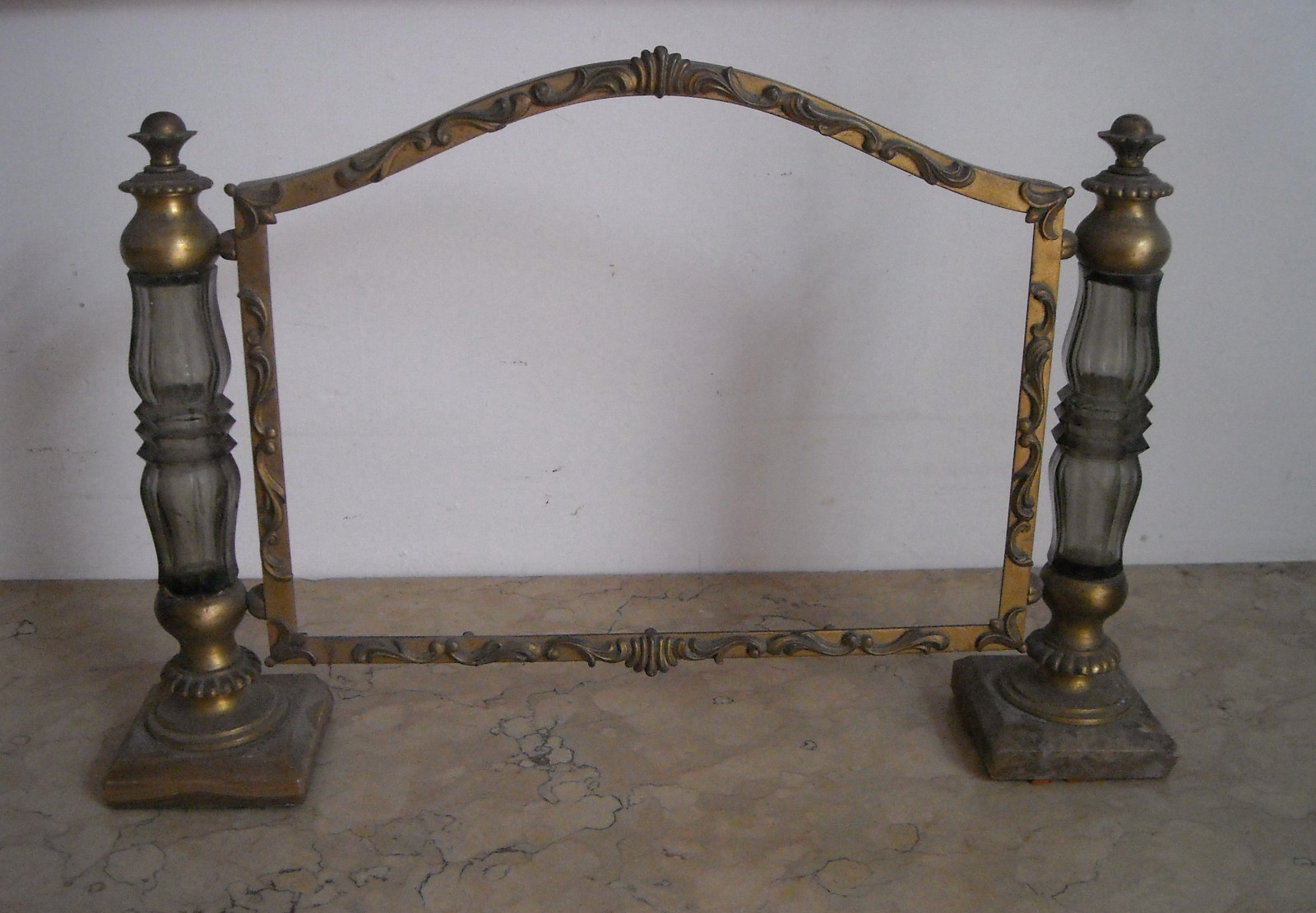 Cornice d'Epoca In Ottone Dorato Con Inserti In Vetro E Basi In Marmo