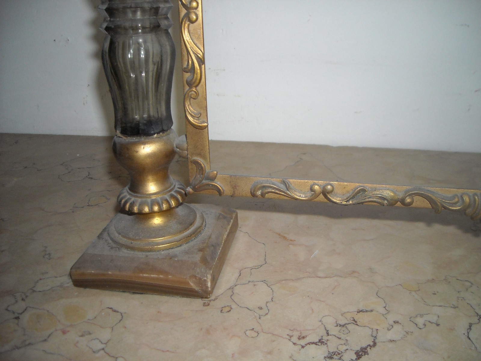 Cornice d'Epoca In Ottone Dorato Con Inserti In Vetro E Basi In Marmo