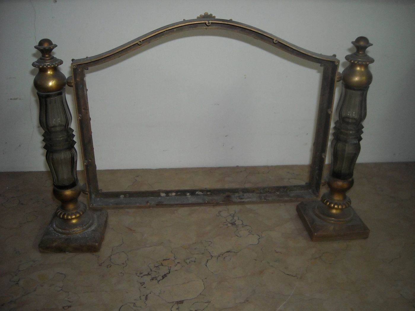 Cornice d'Epoca In Ottone Dorato Con Inserti In Vetro E Basi In Marmo