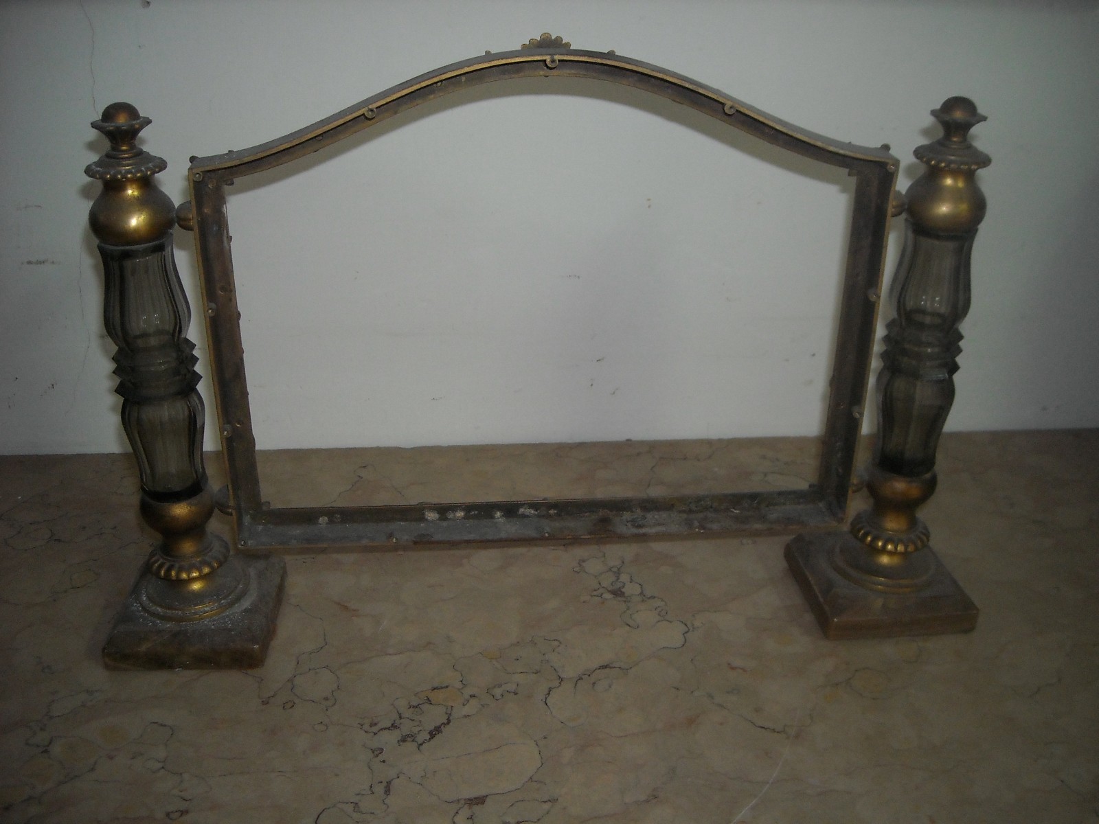 Cornice d'Epoca In Ottone Dorato Con Inserti In Vetro E Basi In Marmo