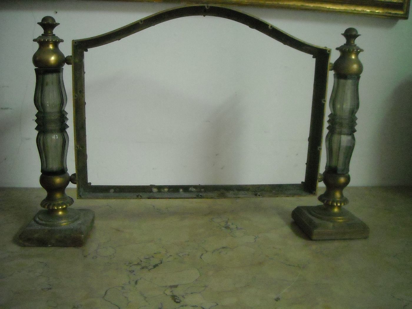 Cornice d'Epoca In Ottone Dorato Con Inserti In Vetro E Basi In Marmo