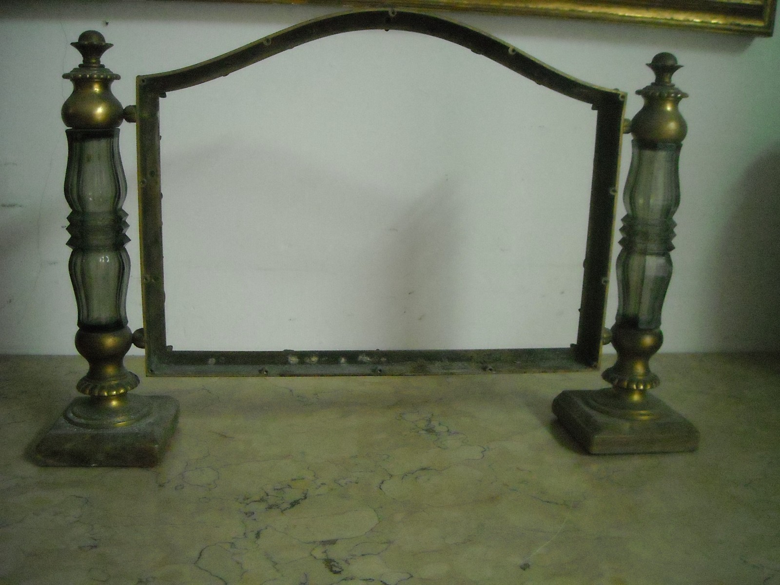 Cornice d'Epoca In Ottone Dorato Con Inserti In Vetro E Basi In Marmo