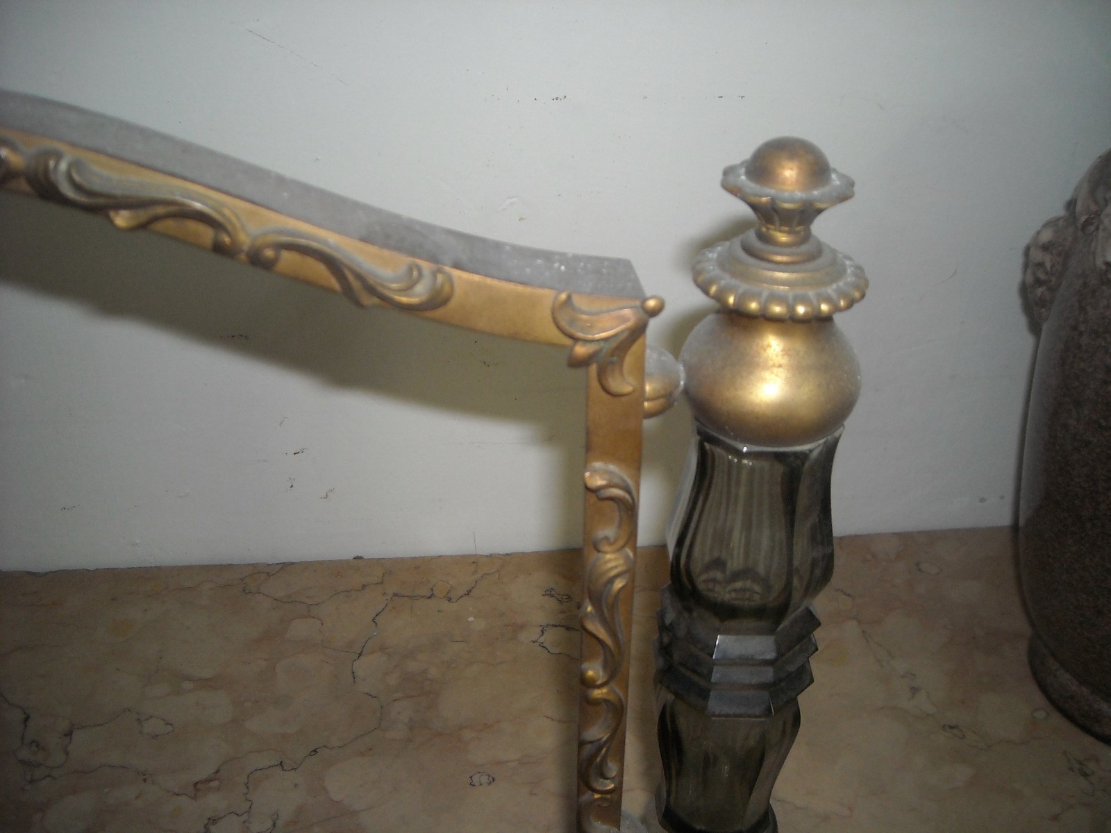 Cornice d'Epoca In Ottone Dorato Con Inserti In Vetro E Basi In Marmo