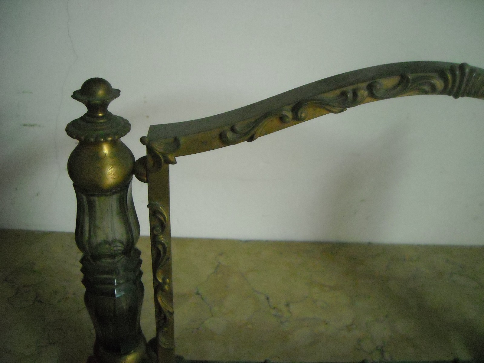 Cornice d'Epoca In Ottone Dorato Con Inserti In Vetro E Basi In Marmo