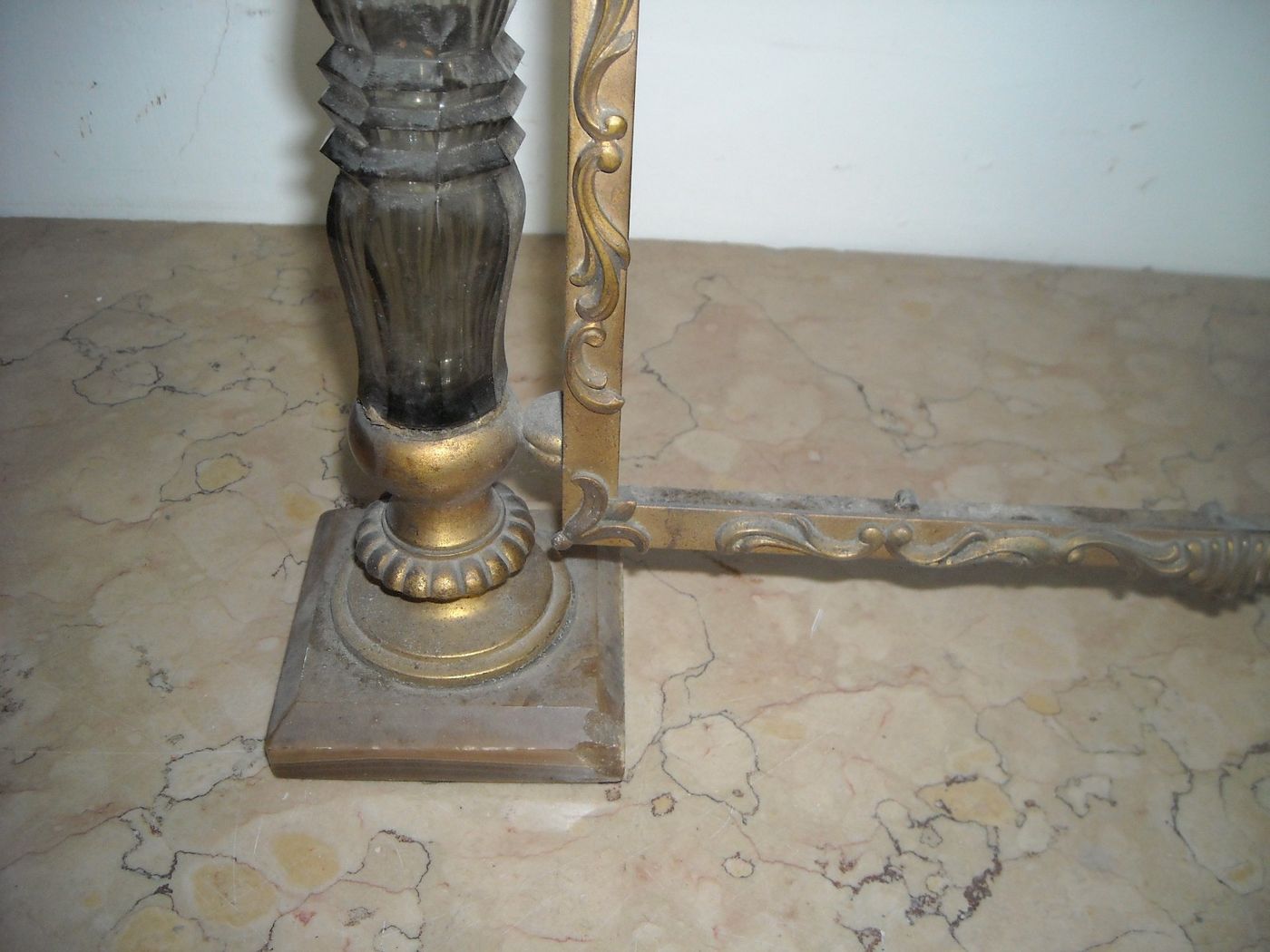 Cornice d'Epoca In Ottone Dorato Con Inserti In Vetro E Basi In Marmo