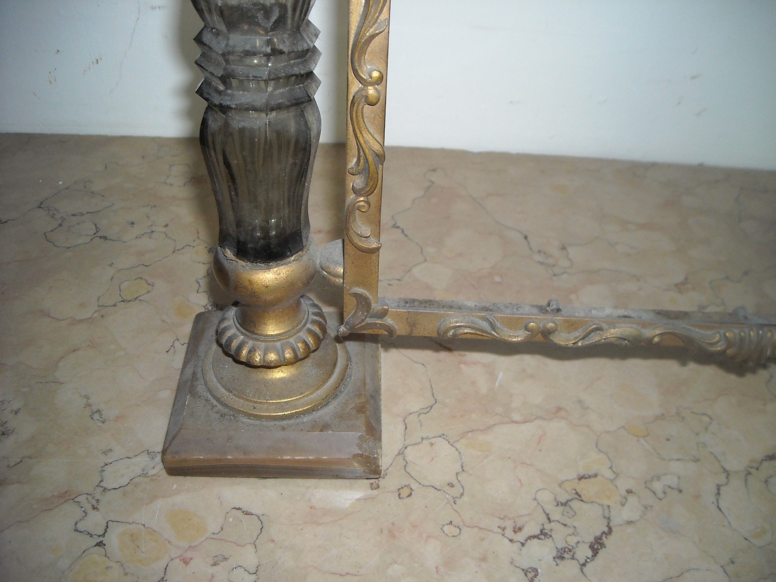 Cornice d'Epoca In Ottone Dorato Con Inserti In Vetro E Basi In Marmo
