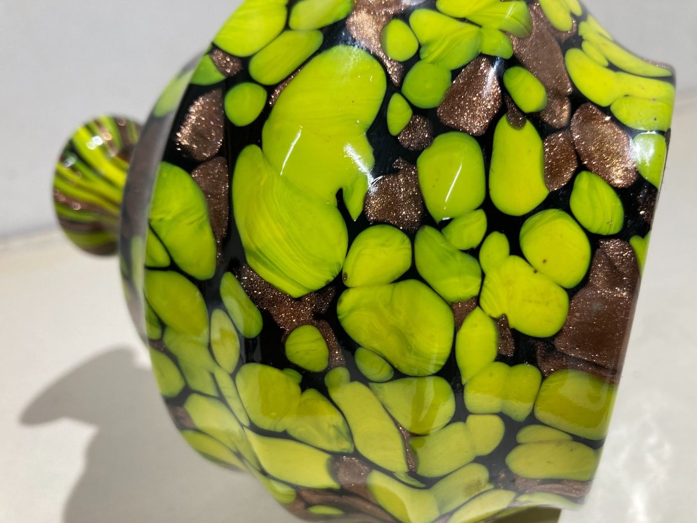 Vetri Da Collezione: Bottiglia Decorativa Con Inclusioni Gialle E Ramate d'Epoca
