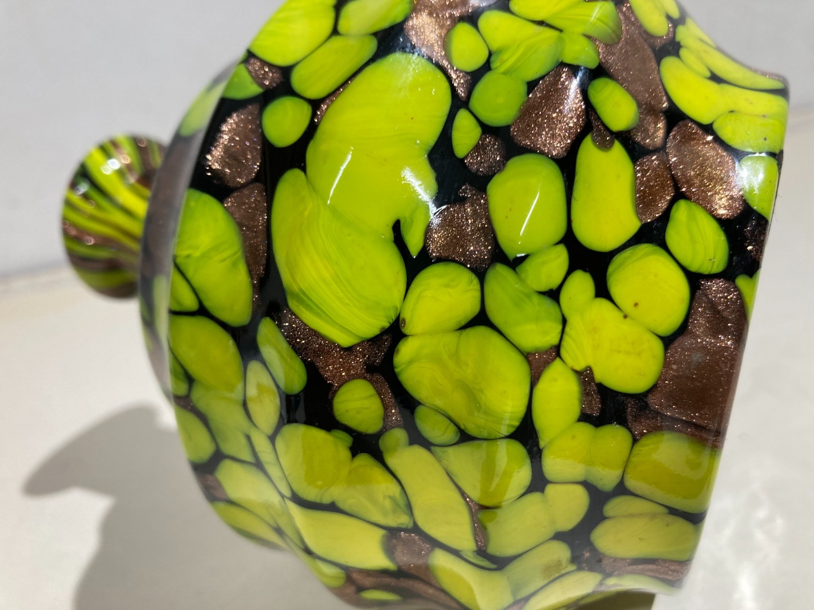 Vetri Da Collezione: Bottiglia Decorativa Con Inclusioni Gialle E Ramate d'Epoca