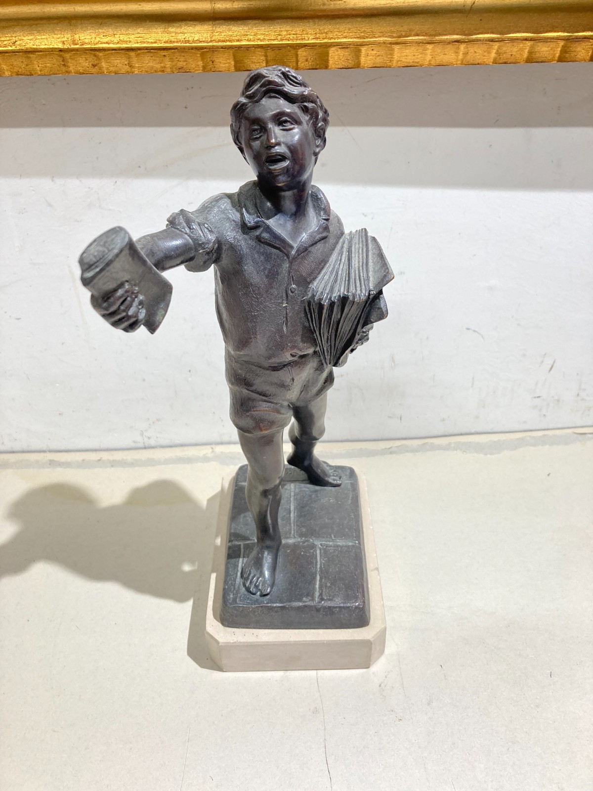 Lo Strillone (venditore Di Giornali). Scultura Decorativa In Metallo Brunito. Napoli