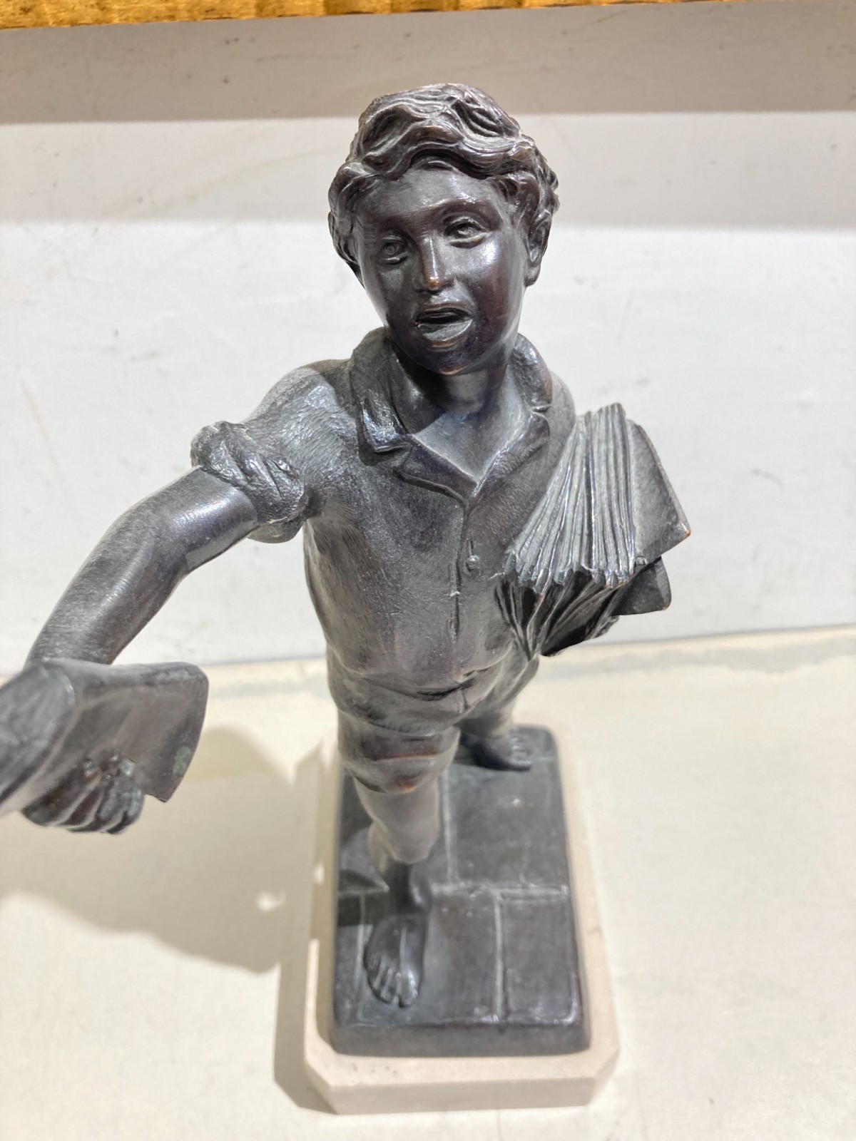 Lo Strillone (venditore Di Giornali). Scultura Decorativa In Metallo Brunito. Napoli