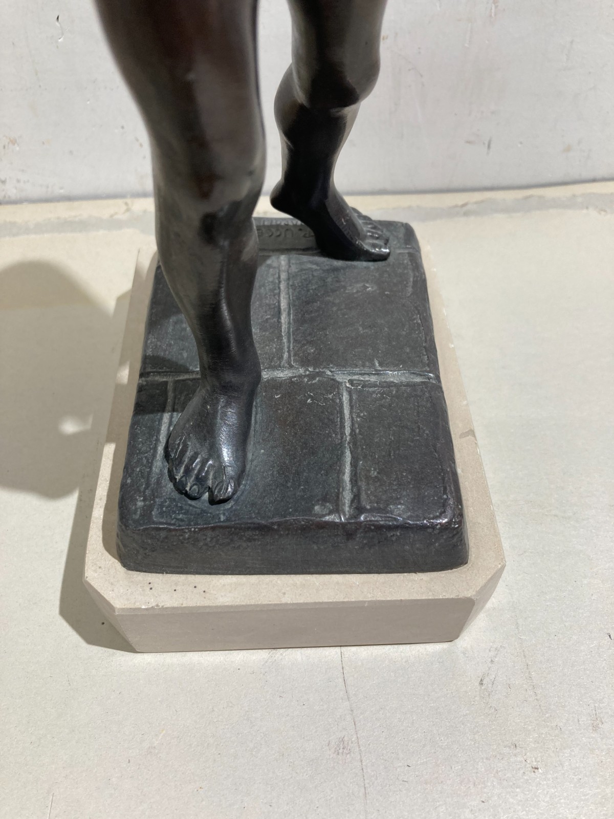 Lo Strillone (venditore Di Giornali). Scultura Decorativa In Metallo Brunito. Napoli