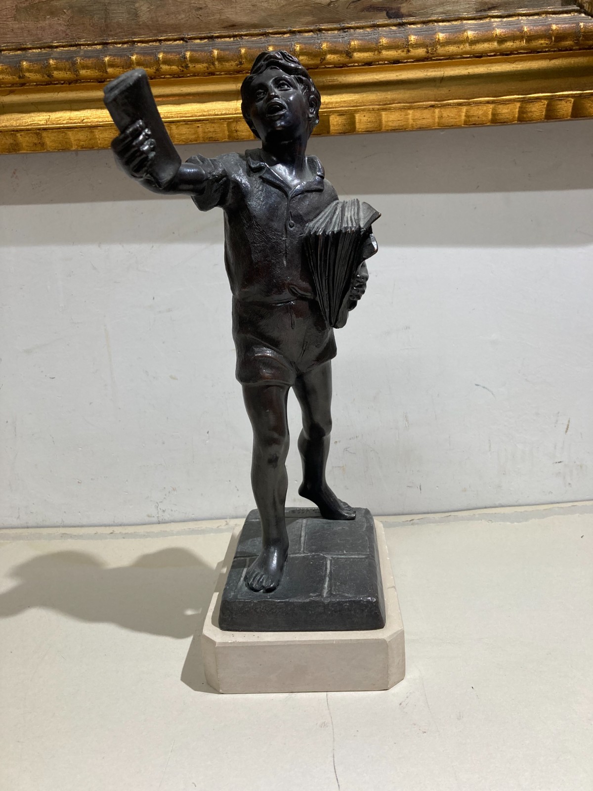 Lo Strillone (venditore Di Giornali). Scultura Decorativa In Metallo Brunito. Napoli