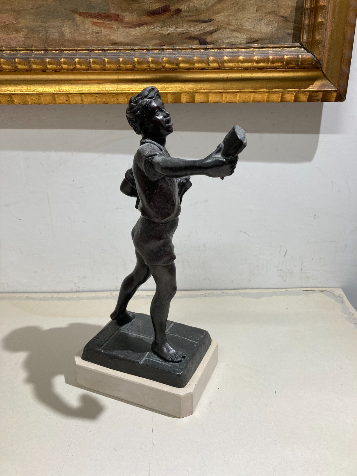 Lo Strillone (venditore Di Giornali). Scultura Decorativa In Metallo Brunito. Napoli