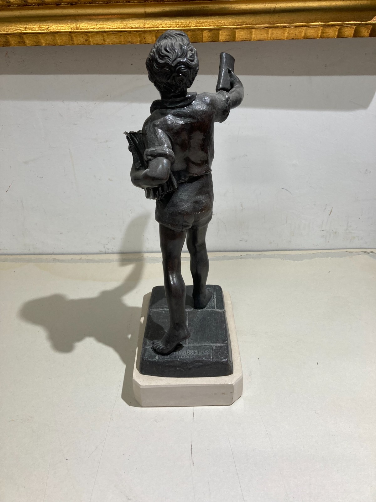 Lo Strillone (venditore Di Giornali). Scultura Decorativa In Metallo Brunito. Napoli