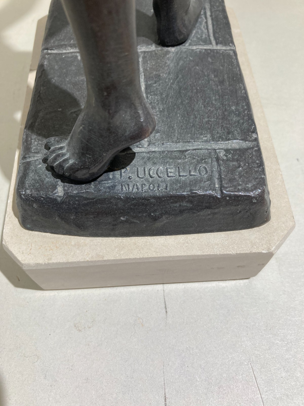 Lo Strillone (venditore Di Giornali). Scultura Decorativa In Metallo Brunito. Napoli