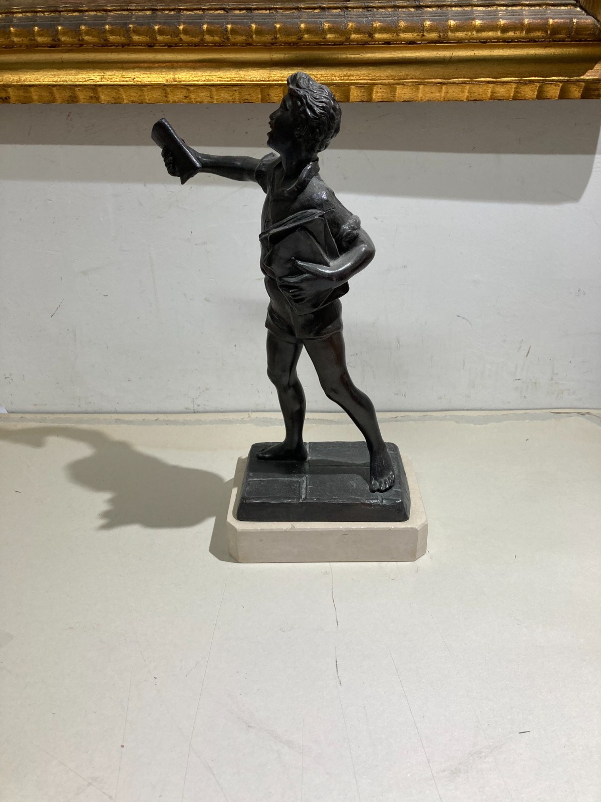 Lo Strillone (venditore Di Giornali). Scultura Decorativa In Metallo Brunito. Napoli