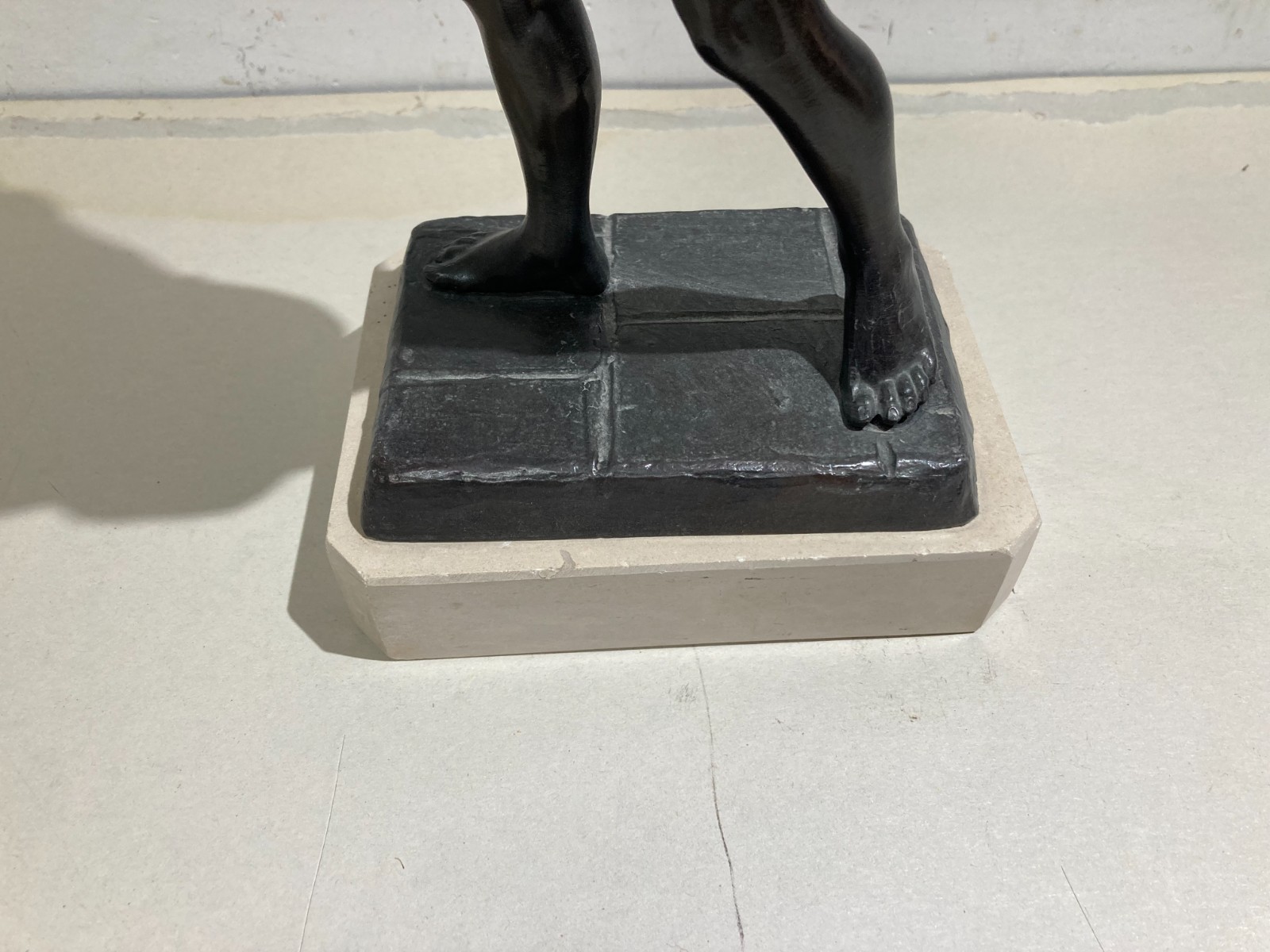 Lo Strillone (venditore Di Giornali). Scultura Decorativa In Metallo Brunito. Napoli