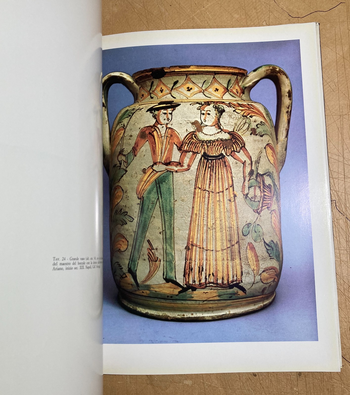 Arte Popolare Meridionale: Folklore, Ceramica E Maiolica (Ariano, Montefusco, Vietri)