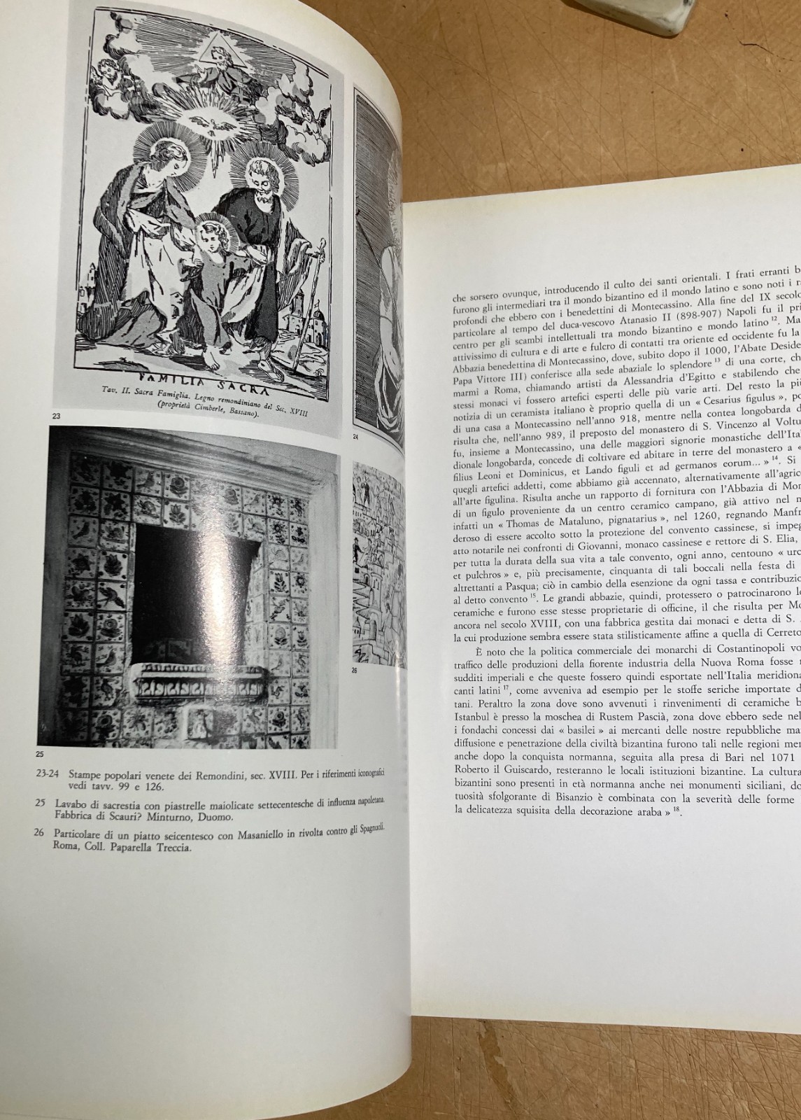 Arte Popolare Meridionale: Folklore, Ceramica E Maiolica (Ariano, Montefusco, Vietri)