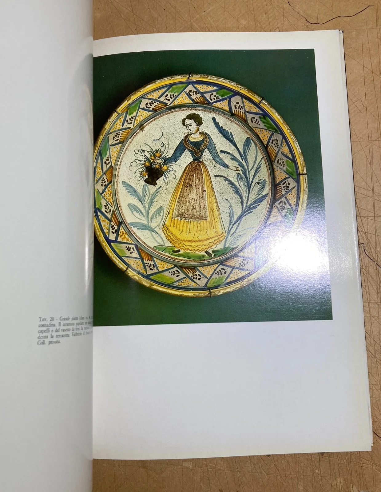 Arte Popolare Meridionale: Folklore, Ceramica e Maiolica (ariano, Montefusco, Vietri)