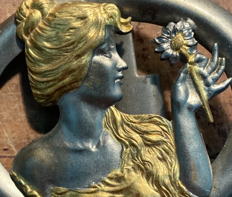 Arte Decorativa, Moda: Fibbia Artistica in Metallo Argentato e Dorato Stile Liberty