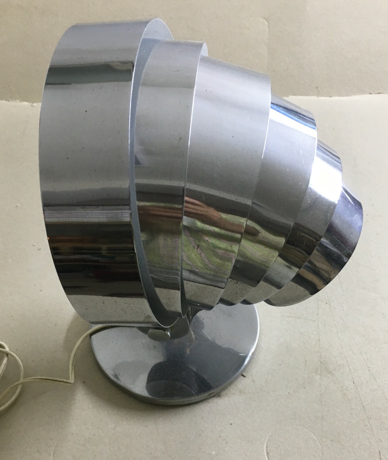 Modernariato: Lampada Da Tavolo Con Lamelle Orientabili