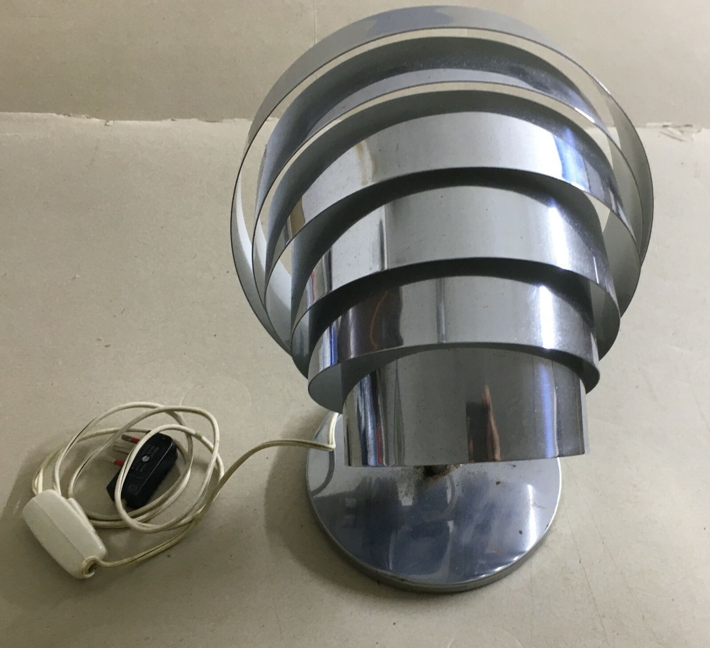 Modernariato: Lampada Da Tavolo Con Lamelle Orientabili